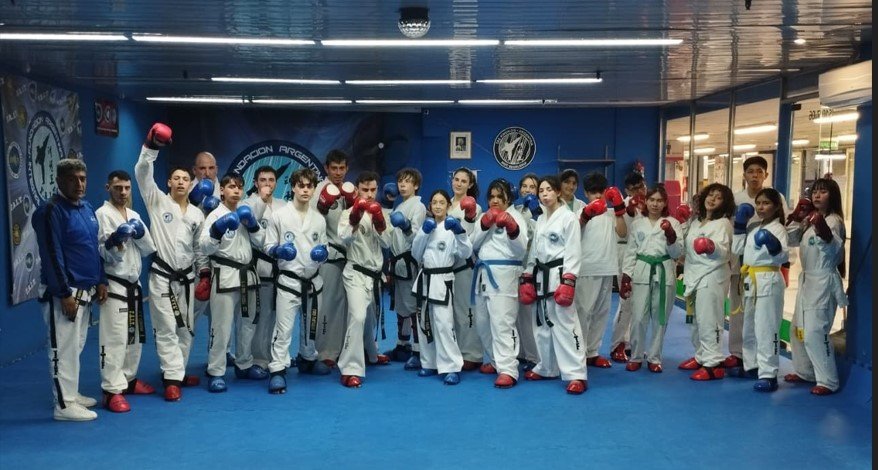 Clase deportiva de adultos en el dojang